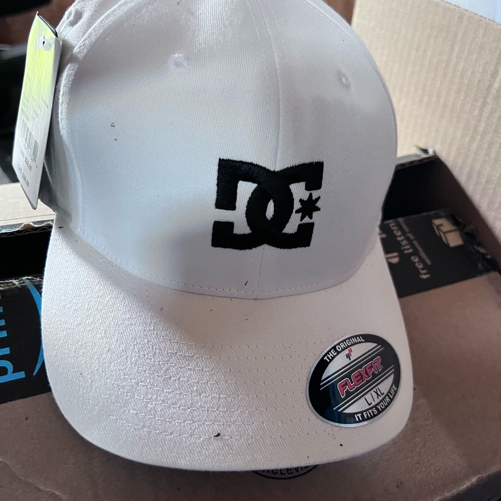 NEW DC White Cap PROMO LIMITED EDITION RARE TRUCKER BASEBALL CAP NEW ADJUSTABLE